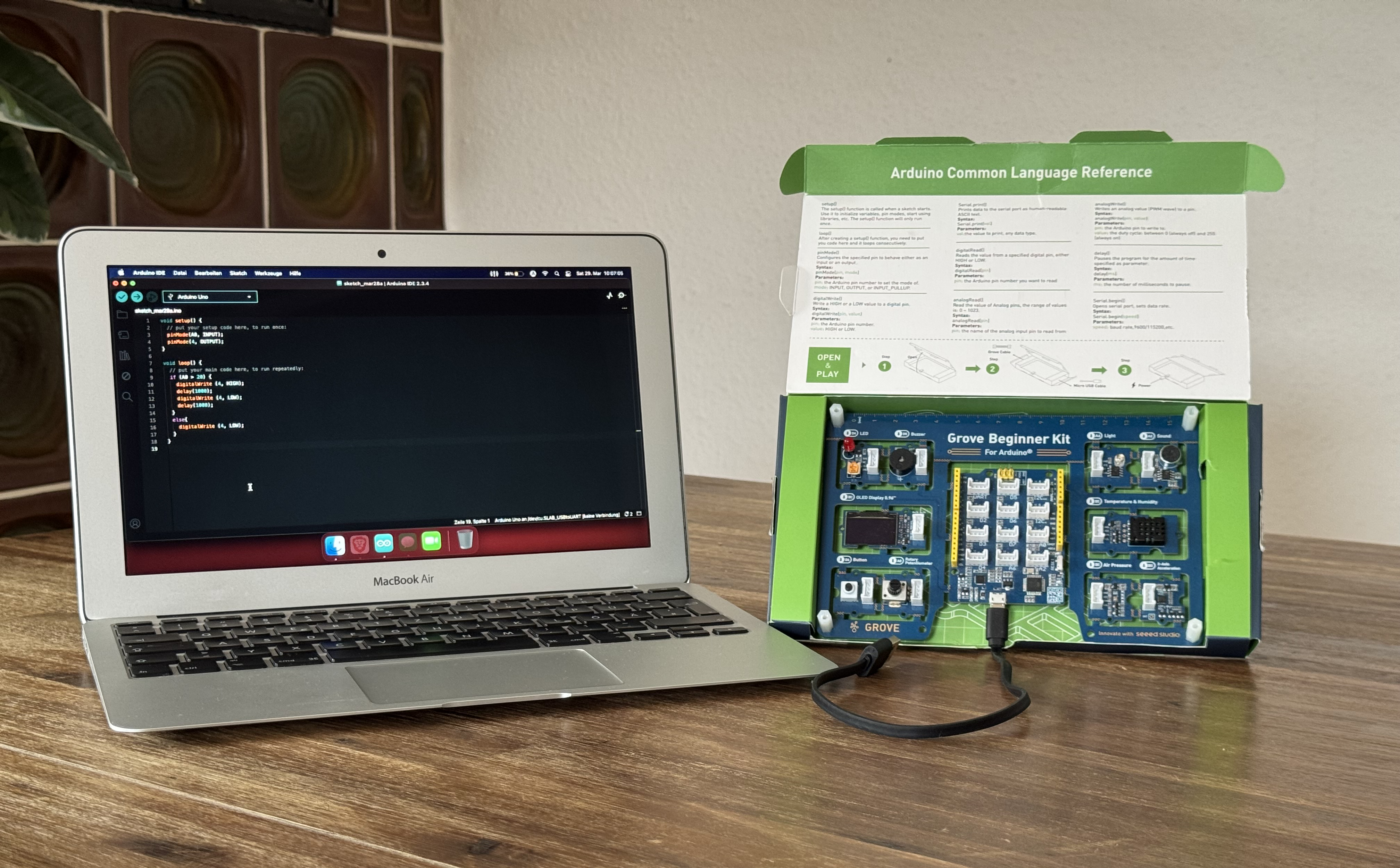 Laptop mit Arduino IDE und Grove Beginner Kit